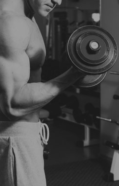 Pazı bir halter egzersiz olan bir adam
