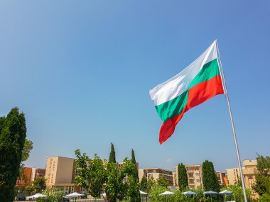 Bulgaristan bayrağı sallayarak