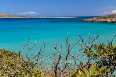 İle pitoresk koyda temiz mavi su