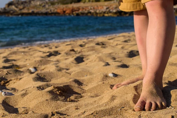 Gyermek lábak a homokon a tenger — Stock Fotó