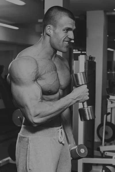 En utbildad man i ett gym — Stockfoto
