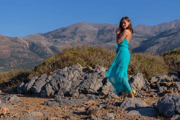 Bir yaz kız sahilde elbise — Stok fotoğraf
