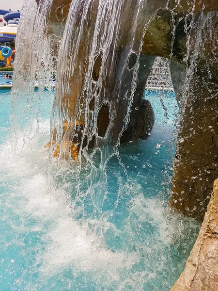 Прекрасный рукотворный водопад . — стоковое фото