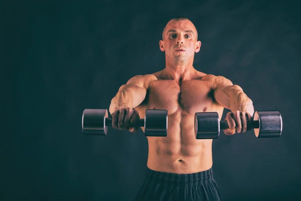 Muskulöser, erleichterter Bodybuilder auf schwarzem Hintergrund. schwarz a — Stockfoto