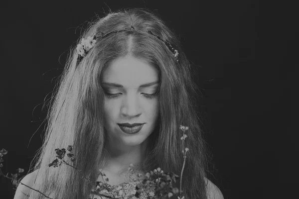 Retrato de uma menina bonita em uma grinalda — Fotografia de Stock