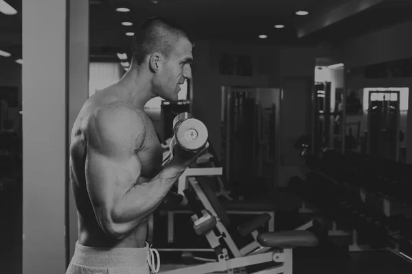 Eğitimli bir adam bir fitness Club — Stok fotoğraf