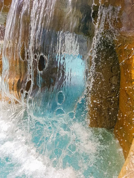 Ein schöner künstlicher Wasserfall. — Stockfoto