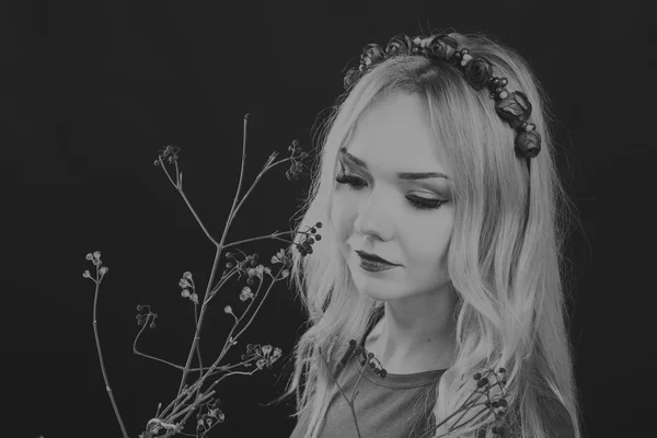 Retrato preto e branco de uma menina bonita em uma grinalda — Fotografia de Stock