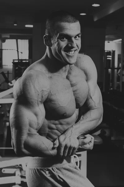 Cool bodybuilder in de sportschool — Stockfoto