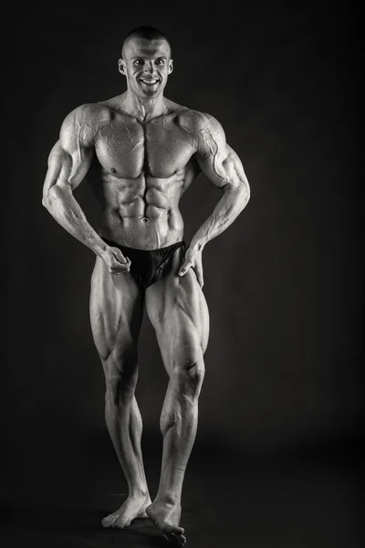 Zwart-wit foto van bodybuilder — Stockfoto