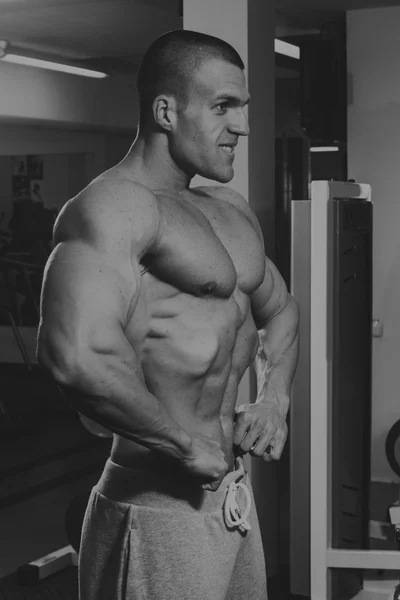 Cool bodybuilder i gymmet — Stockfoto