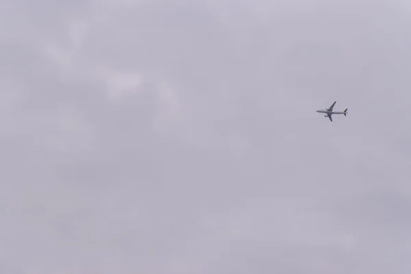 Самолет в мрачном небе — стоковое фото