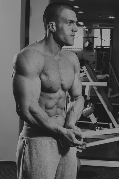 Cool bodybuilder in the gym — Stock Photo, Image