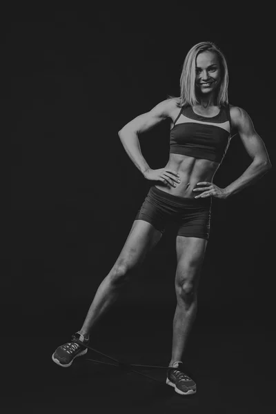 Svart och vit bild fitness tjej — Stockfoto