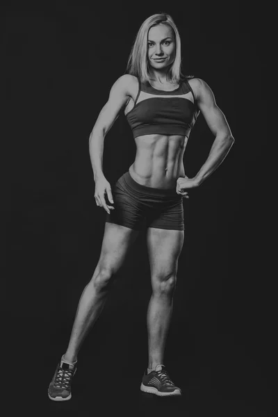 Černobílý obrázek fitness dívka — Stock fotografie