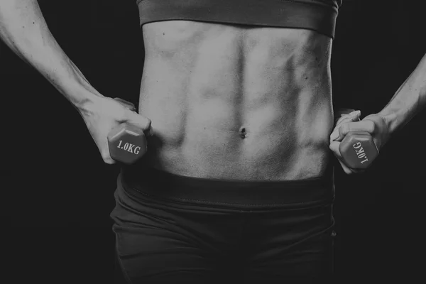 Черно-белое изображение фитнес-девушки — стоковое фото