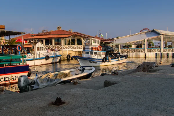 Nessebar piękny port. Piękny jacht. — Zdjęcie stockowe