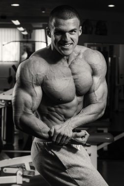 Spor salonunda yakışıklı kaslı adam