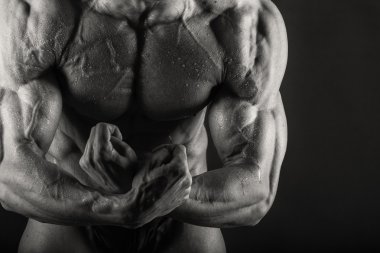 Çok yardım vücut geliştirmeci bir siyah beyaz fotoğraf.