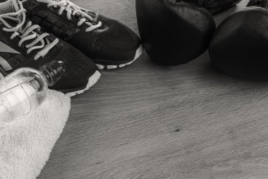 Fitness Ekipmanları bir tabloda bir siyah beyaz fotoğraf.