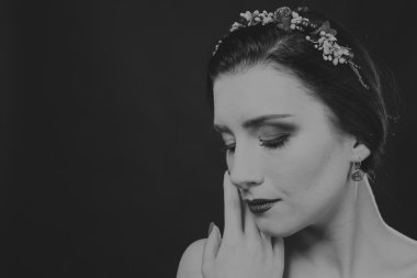 Güzel saç siyah beyaz portre kadınla