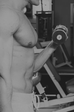 Pazı bir halter egzersiz olan bir adam