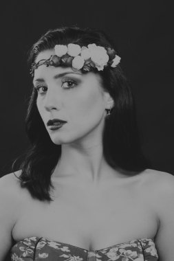 Hafif bir arka plan üzerinde kısa bir etek bir kız. Güzel ve genç birbayan. Güzel profesyonel makyaj.