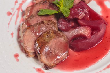 Beyaz tabakta armut ile Dana.