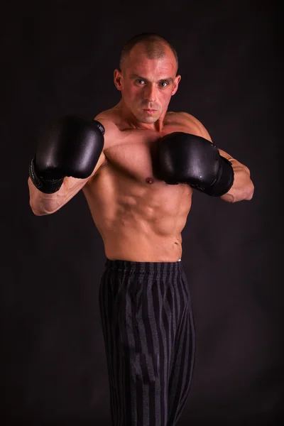 Muskularny mężczyzna w Rękawice bokserskie — Zdjęcie stockowe