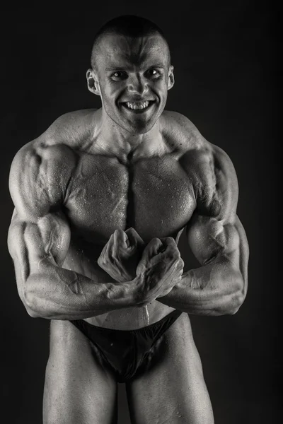 Mycket lättnad bodybuilder på ett svartvitt foto. — Stockfoto