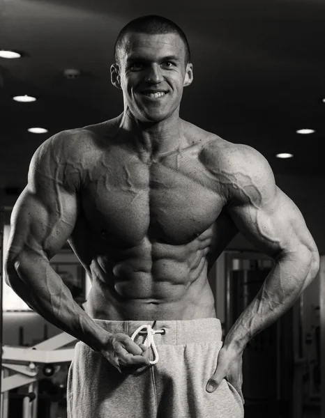 Schöner muskulöser Kerl in der Turnhalle — Stockfoto