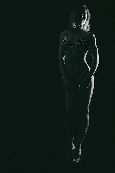 Femme bodybuilder sur noir — Photo