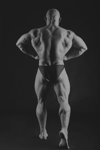 Musculado sobre um fundo preto — Fotografia de Stock