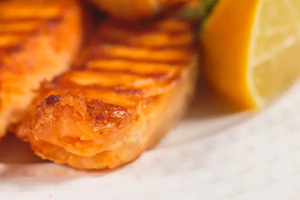 Roasted salmon grilled with lemon — Stock Photo, Image