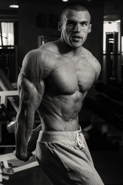 체육관에서 잘생긴 근육 질의 남자 — 스톡 사진