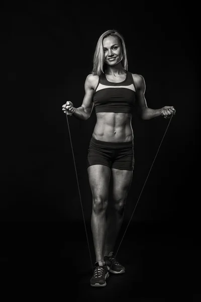 Svart och vit bild fitness tjej — Stockfoto
