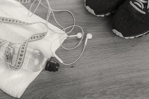 Equipo de fitness en una mesa en una foto en blanco y negro . — Foto de Stock