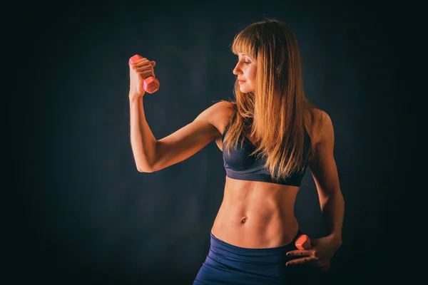 Chica de deportes sexuales sobre un fondo oscuro . — Foto de Stock