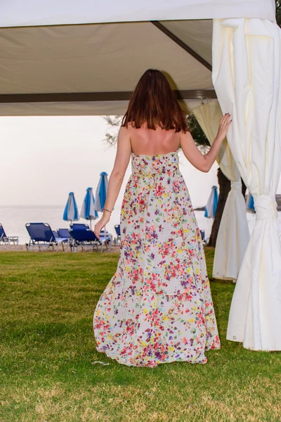 A menina em um vestido de verão na praia — Fotografia de Stock