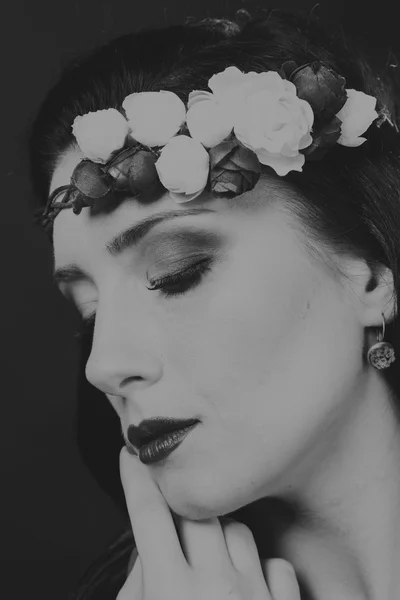 Mujer con hermoso cabello retrato en blanco y negro — Foto de Stock