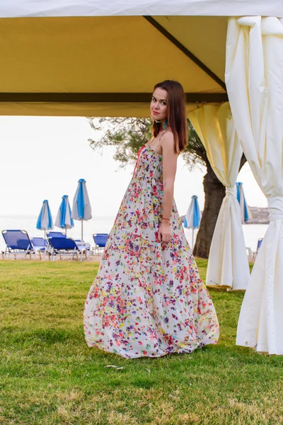 La chica en un vestido de verano en la playa — Foto de Stock
