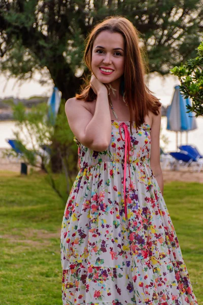 La chica en un vestido de verano en la playa —  Fotos de Stock