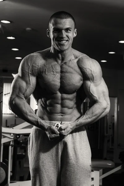 체육관에서 잘생긴 근육 질의 남자 — 스톡 사진