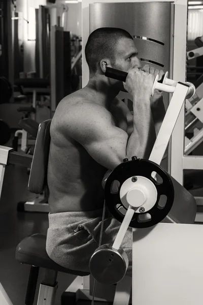 Guapo musculoso chico en el gimnasio — Foto de Stock