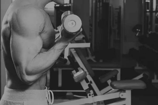 Muž s činka cvičení na biceps — Stock fotografie