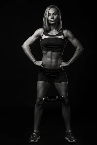 Sportovní holka na tmavém pozadí. — Stock fotografie
