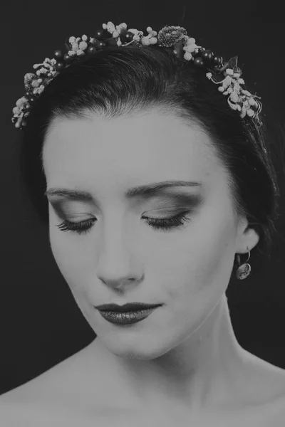 Mujer con hermoso cabello retrato en blanco y negro —  Fotos de Stock