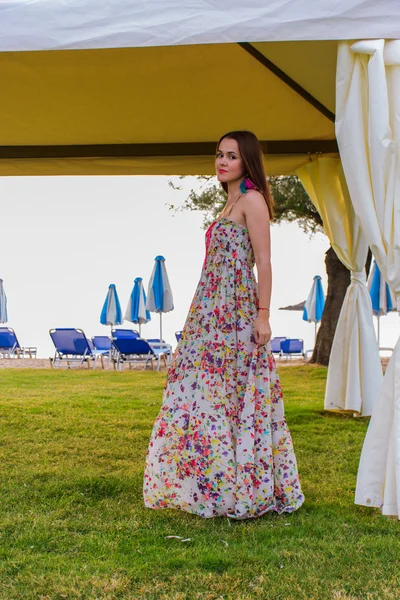 Das Mädchen im Sommerkleid am Strand — Stockfoto