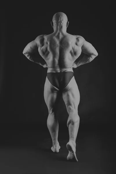 Muskulös auf schwarzem Hintergrund — Stockfoto