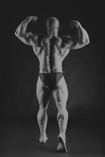 黒の背景に筋肉質 — ストック写真